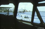 Blick aus dem Cockpit auf das Flughafengeb�ude Dar es salaam